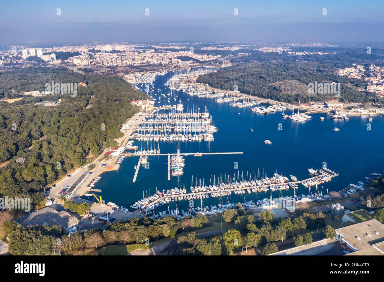 Barche, barche a vela e yacht a Port Bunarina e Marina Veruda, vista aerea, Pula, Istria, Croazia Foto Stock