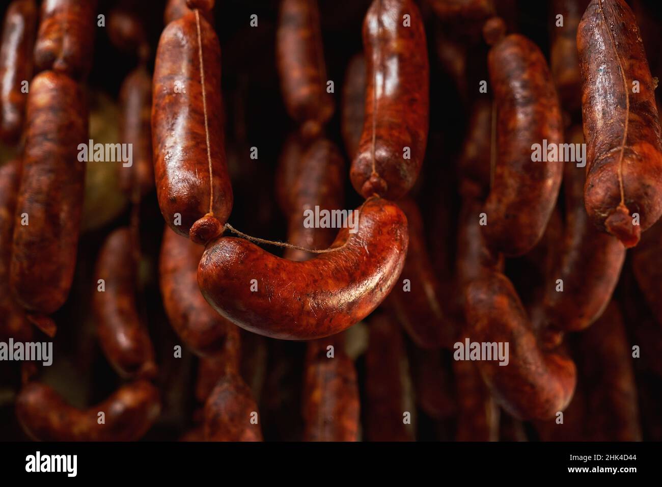 Delizioso chorizos tradizionale spagnolo curing, salsiccia di maiale affumicata fatta in casa Foto Stock