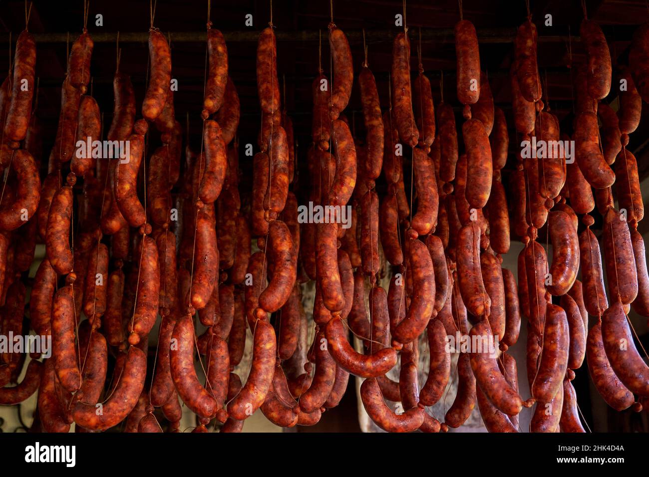 Delizioso chorizos tradizionale spagnolo curing, salsiccia affumicata fatta in casa Foto Stock
