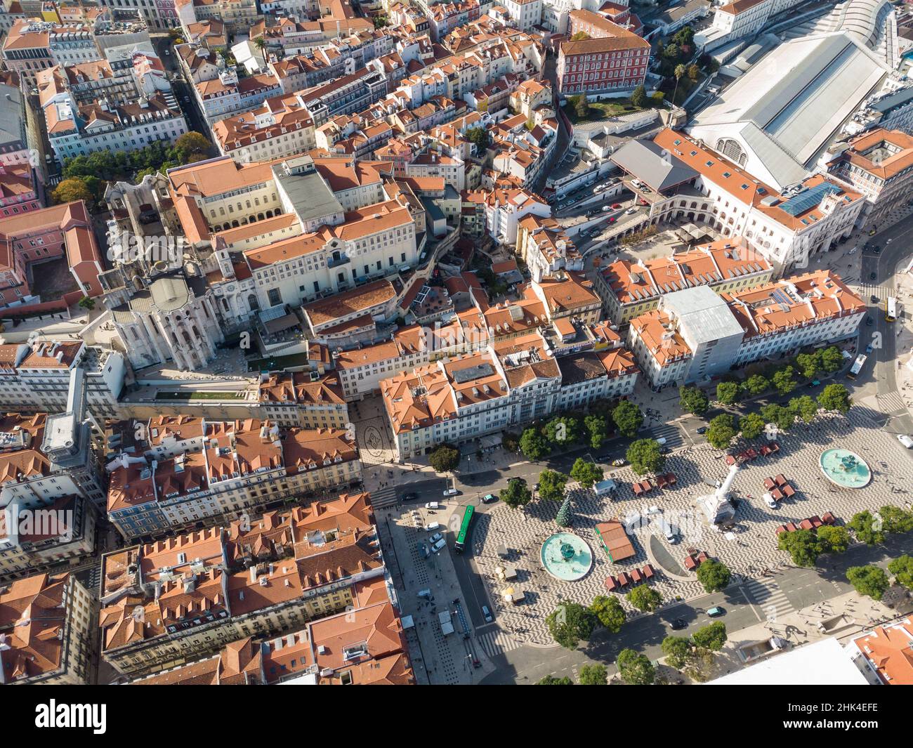 Vista aerea della veduta aerea di Piazza Dom Pedro 4 e della stazione ferroviaria Rossio nel centro storico di Lisbona, capitale del Portogallo Foto Stock