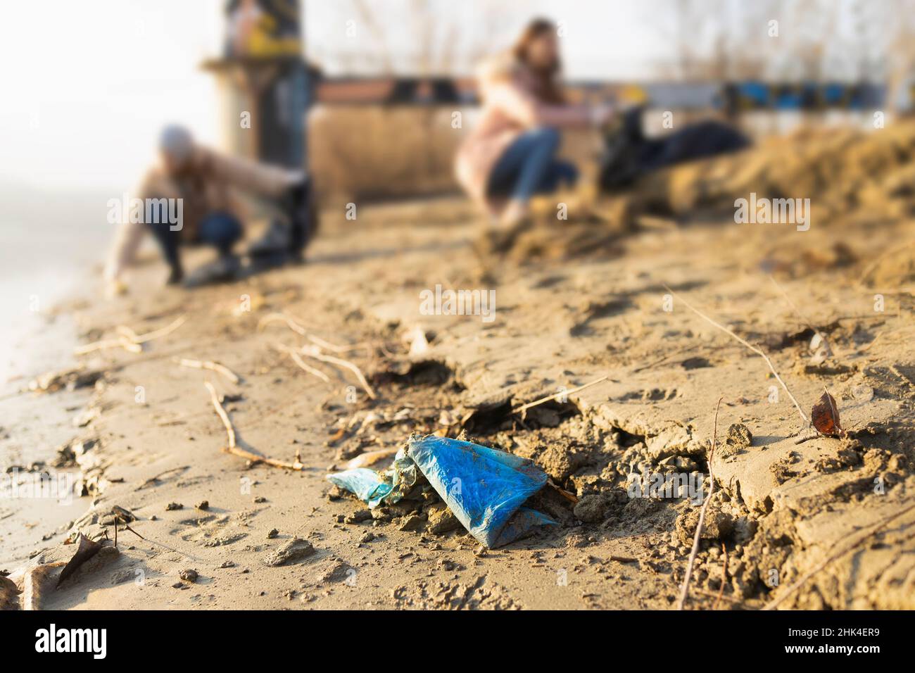 Dettaglio di un sacchetto di plastica che inquina la costa Foto Stock