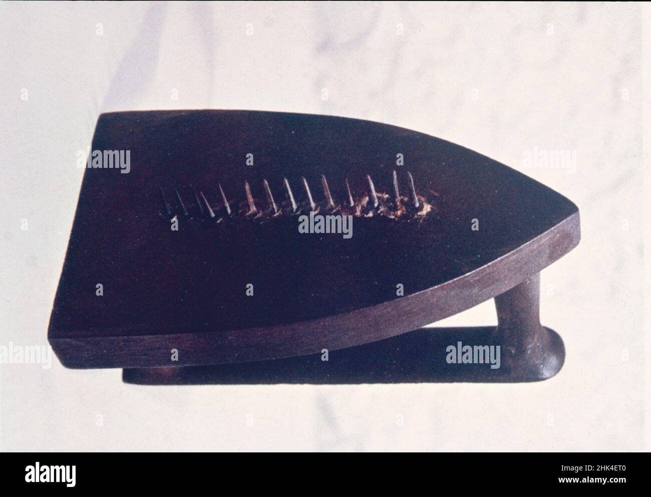 Cadeau, opera dell'artista americano Man Ray, 1921 Foto Stock