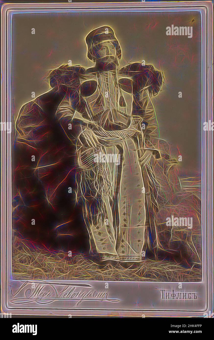 Ispirata a una delle 274 fotografie vintage, fotografia, fine 19th-inizio 20th secolo, Qajar, periodo Qajar, 6 3/8 x 4 5/16 pollici, 16,2 x 11 cm, scheda cabinet, cartes de visite, piume, pistola, moda storica, coltello, fotografia, ritratto, cartolina, seppia, studio, spada, abito tribale, reinventato da Artotop. L'arte classica reinventata con un tocco moderno. Design di calda e allegra luminosità e di raggi di luce. La fotografia si ispira al surrealismo e al futurismo, abbracciando l'energia dinamica della tecnologia moderna, del movimento, della velocità e rivoluzionando la cultura Foto Stock