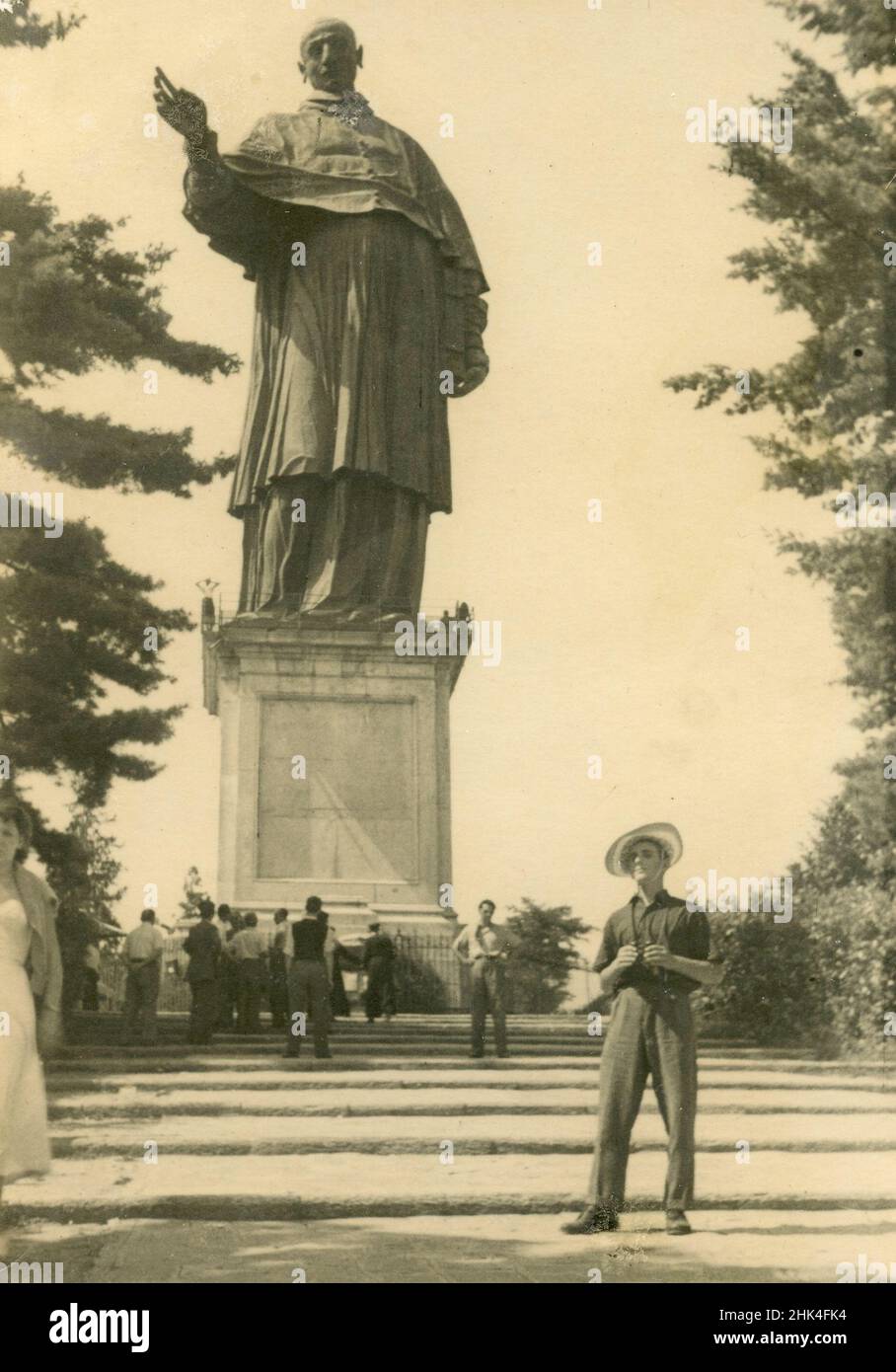Turisti in visita al San Carlo Borromeo Colosso, Monte Santo, Arona, Italia 1950s Foto Stock