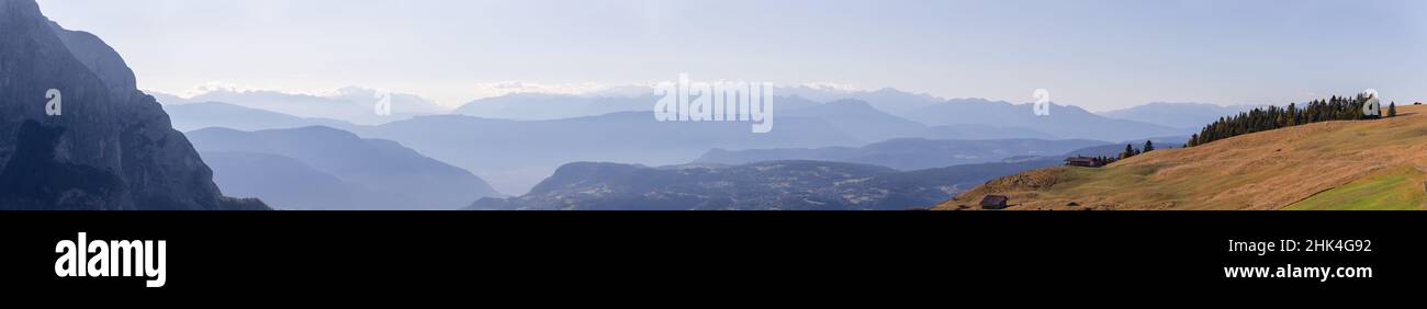 Vista panoramica sulle catene montuose delle Dolomiti coperte di nebbia mattutina. Vista mattutina dall'altopiano dell'Alpe di Seiser Foto Stock