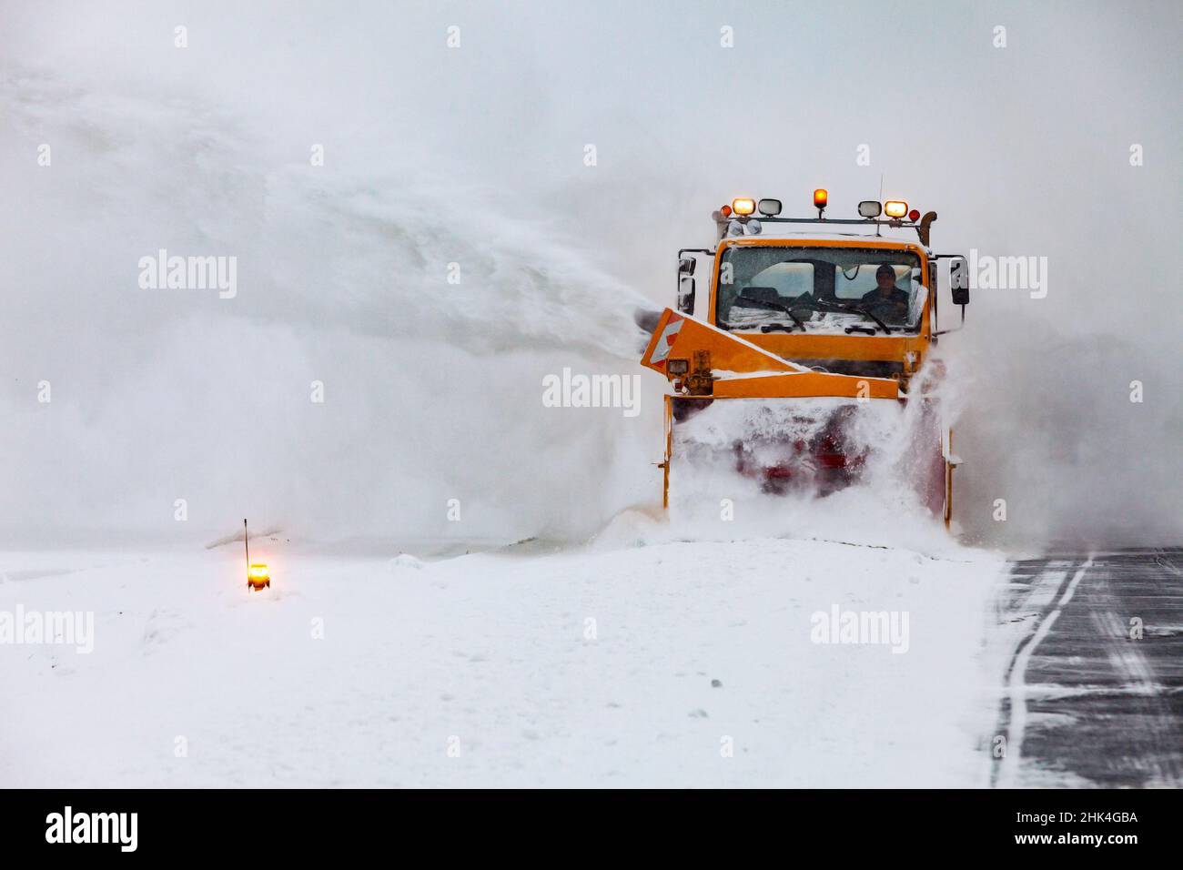 Gli aratri da neve puliscono la pista dopo una forte tempesta di neve. Foto Stock Gli aratri da neve puliscono la pista dopo una forte tempesta di neve. Foto Stock