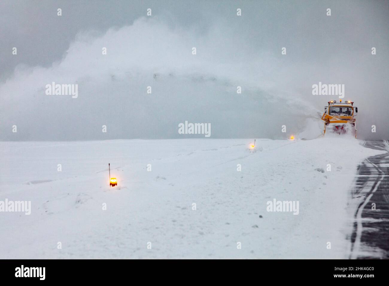 Gli aratri da neve puliscono la pista dopo una forte tempesta di neve. Foto Stock Gli aratri da neve puliscono la pista dopo una forte tempesta di neve. Foto Stock
