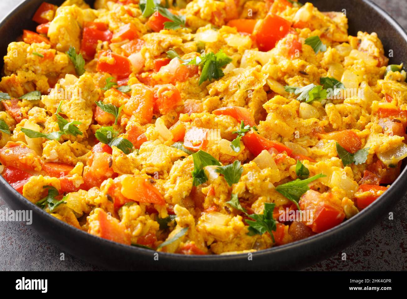 Perfetto uovo Bhurji speziato indiano uova strapazzate primo piano nel piatto sul tavolo. Orizzontale Foto Stock