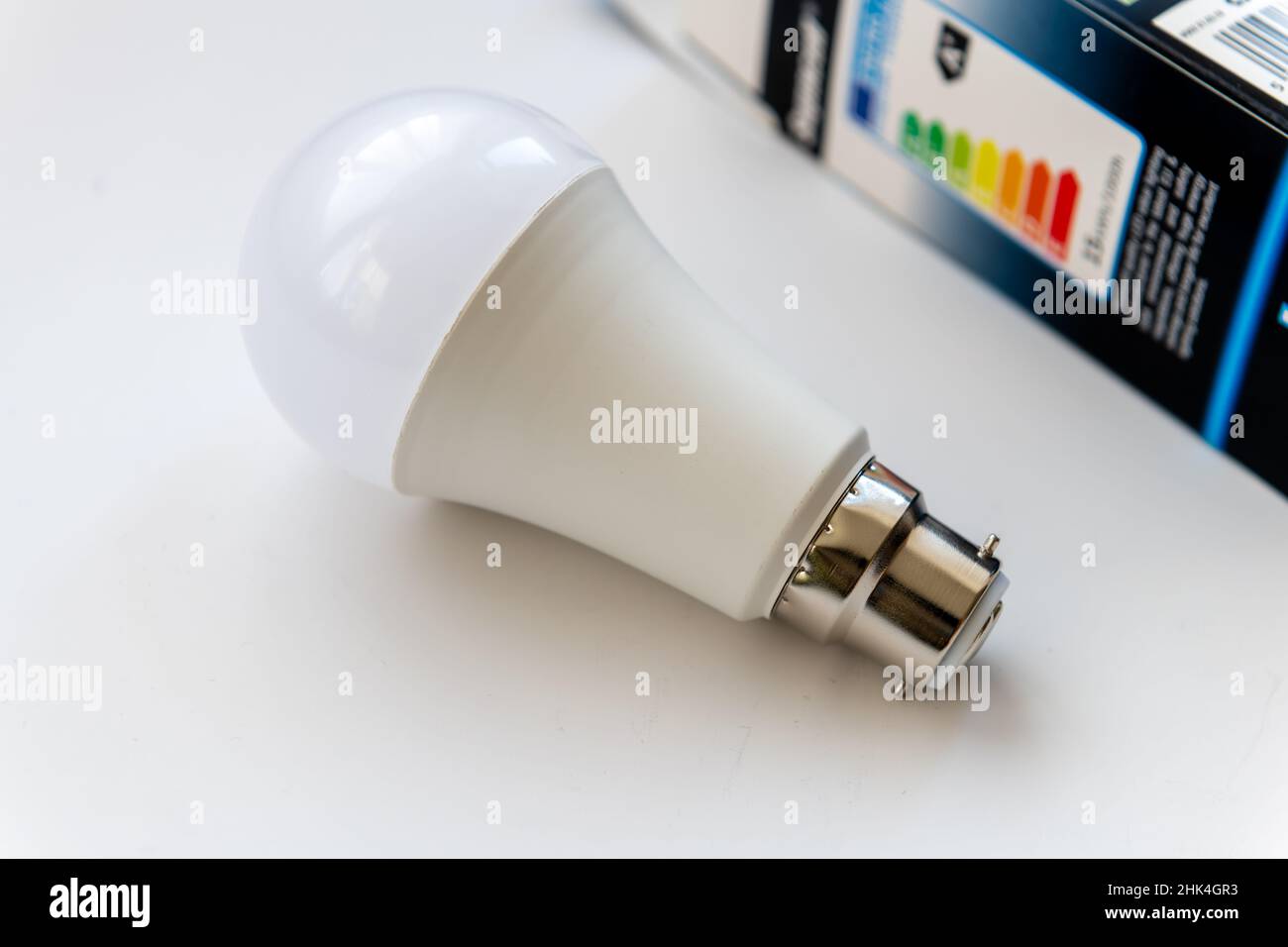 Una lampadina a LED a risparmio energetico isolata in bianco. Foto Stock