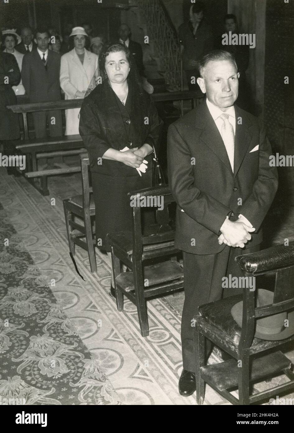 Matrimonio in Italia nel corso del 1950s: Amici e parenti della coppia nei banchi della chiesa Foto Stock