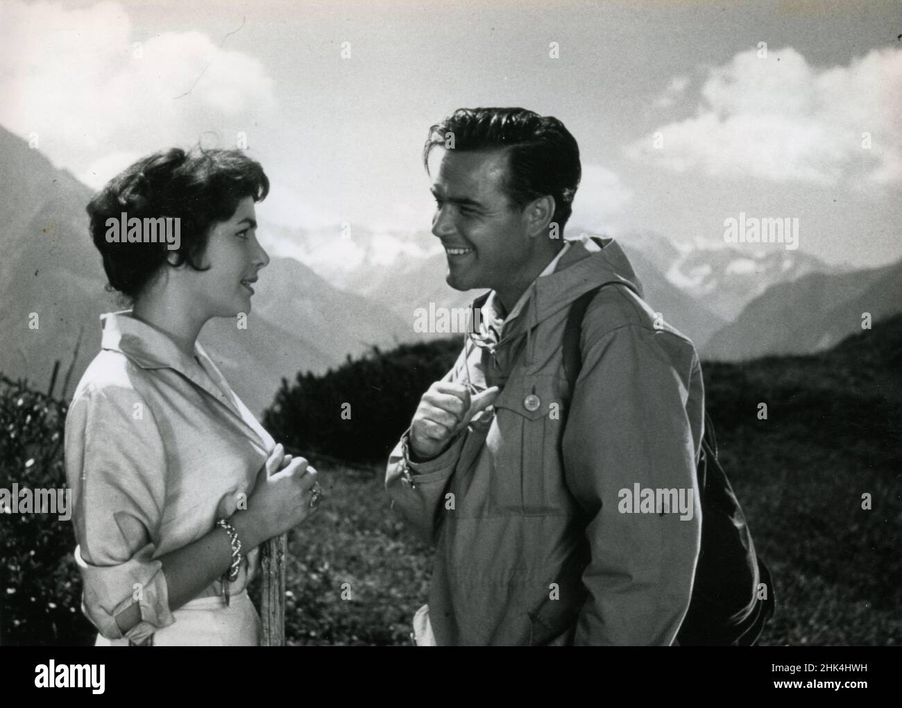 Attori tedeschi Joachim Fuchsberger e Karin Dor nel film Die Zwillinge vom Zillertal, Germania 1957 Foto Stock