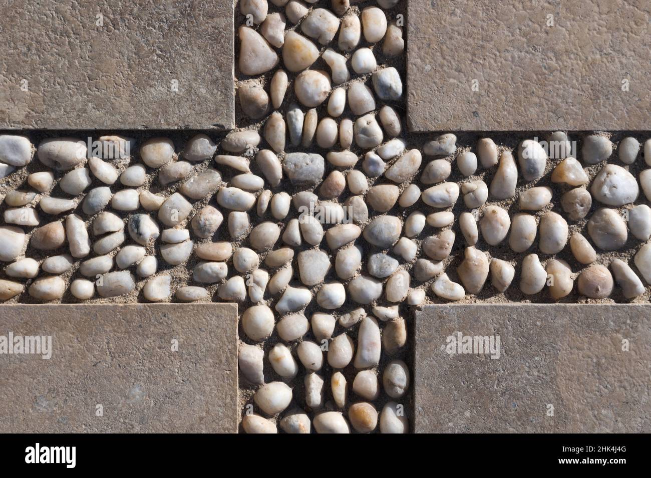 Pavimento decorativo con blocchi di cemento e ciottoli, vista dall'alto Foto Stock