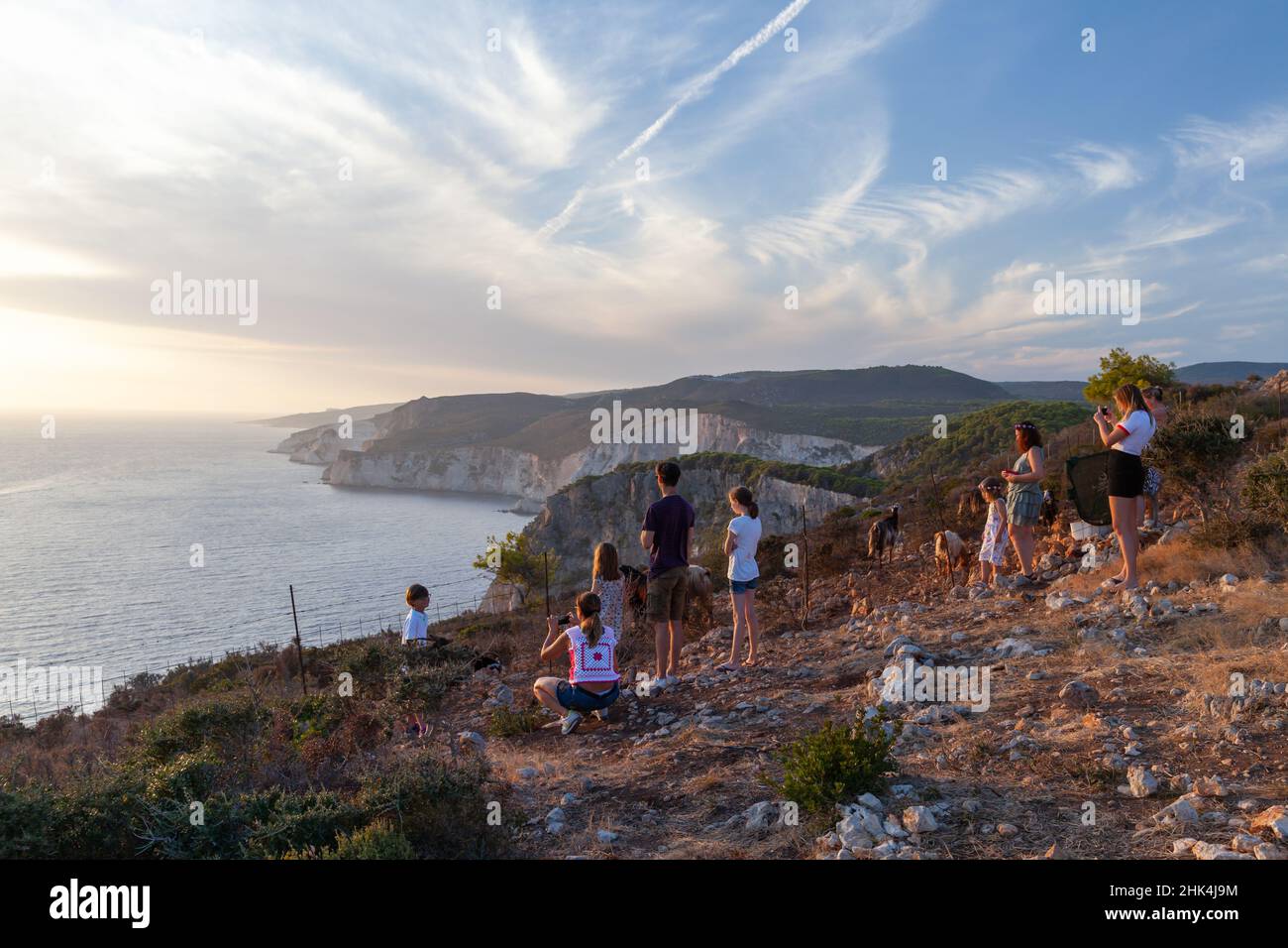 Zante, Grecia - 19 agosto 2016: I turisti scattano foto della costa a Capo Keri. Isola greca di Zante, Mar Ionio Foto Stock