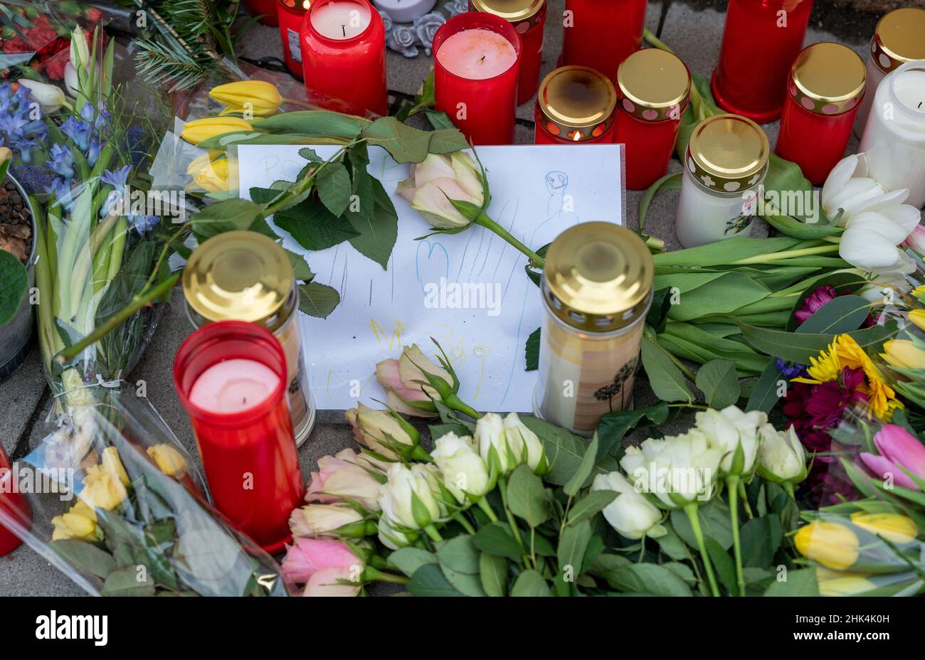 Kusel, Germania. 02nd Feb 2022. Fiori e candele si trovano di fronte alla stazione di polizia di Kusel in ricordo. Lunedì, un poliziotto e un poliziotto sono stati uccisi nella linea di servizio nei pressi di Ulmet. Credit: Harald Tittel/dpa/Alamy Live News Foto Stock