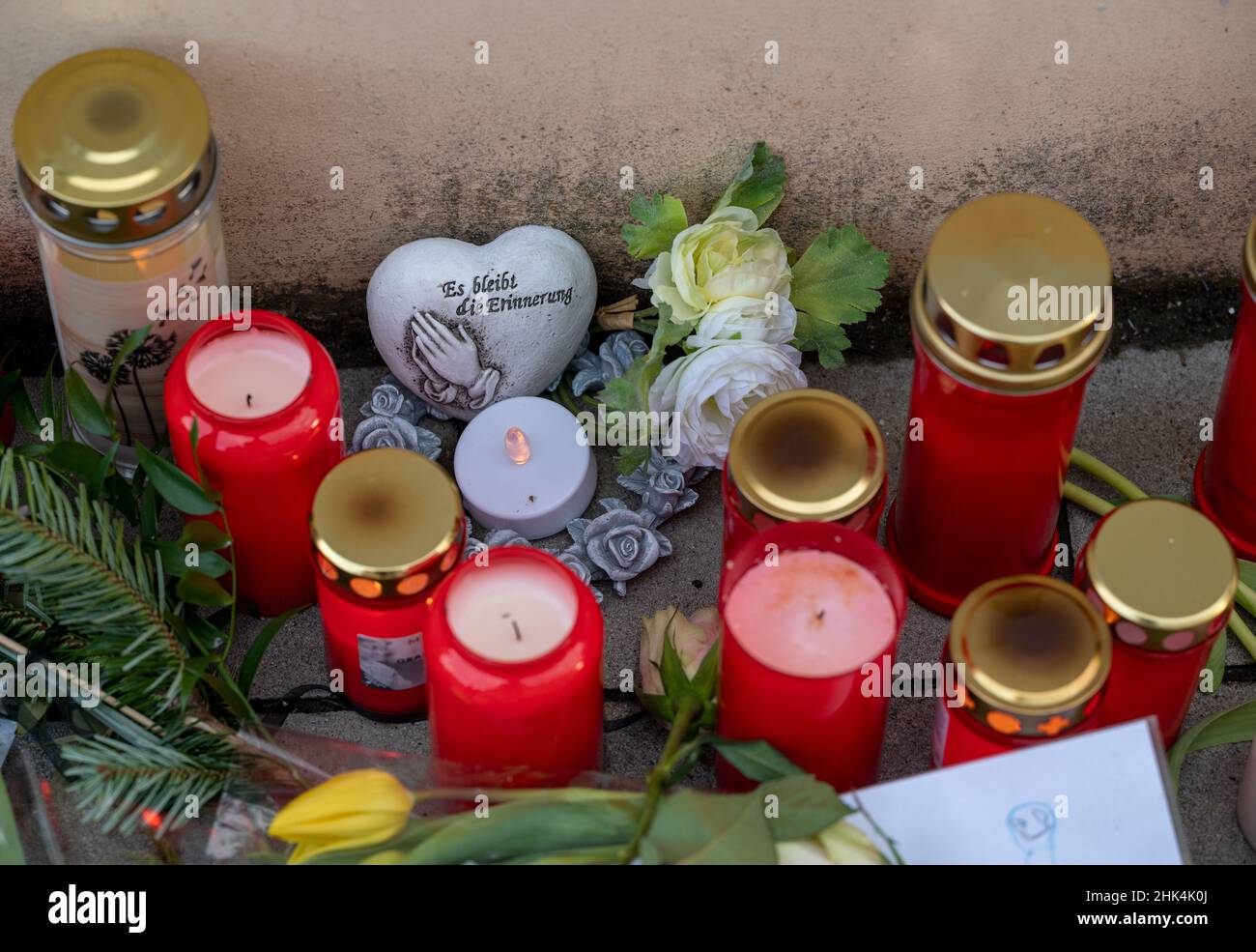 Kusel, Germania. 02nd Feb 2022. Fiori e candele si trovano di fronte alla stazione di polizia di Kusel in ricordo. Lunedì, un poliziotto e un poliziotto sono stati uccisi nella linea di servizio nei pressi di Ulmet. Credit: Harald Tittel/dpa/Alamy Live News Foto Stock