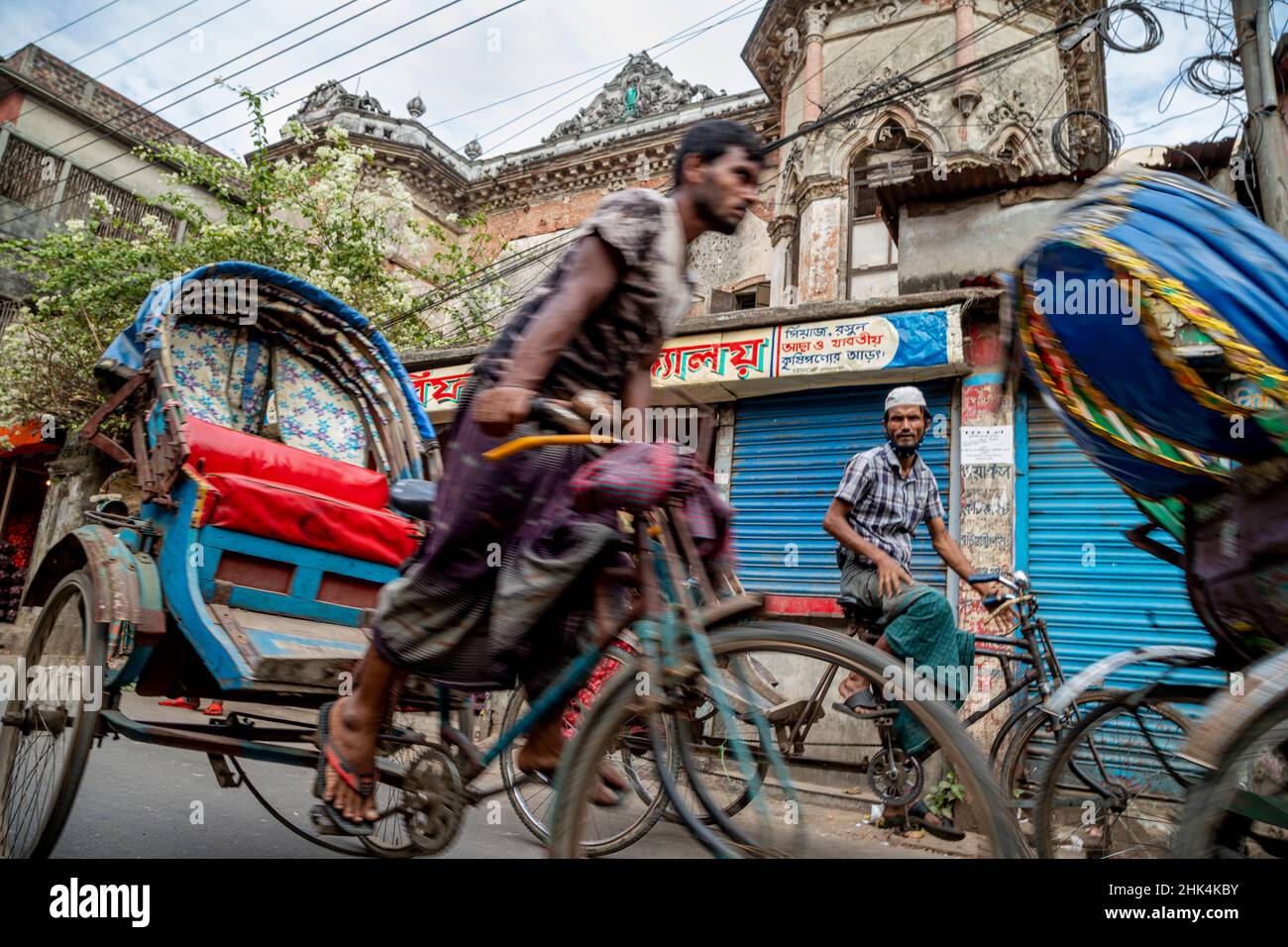 Pulitori di risciò per le strade di Puran Dhaka - Old Dhaka in Bangladesh.  I risciò sono tricicli alimentati a pedale, ma usati per essere tirati a  mano, da qui 'estrattore di