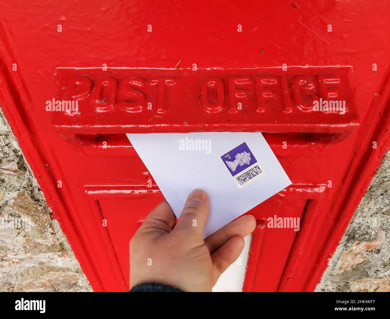 Torquay, Regno Unito. 02nd Feb 2022. Pubblicare una lettera di classe 1st con i nuovi codici QR francobolli dalla Royal Mail, rilasciato il 2nd febbraio 2022 nel Regno Unito. Credit: Thomas Faull/Alamy Live News Foto Stock