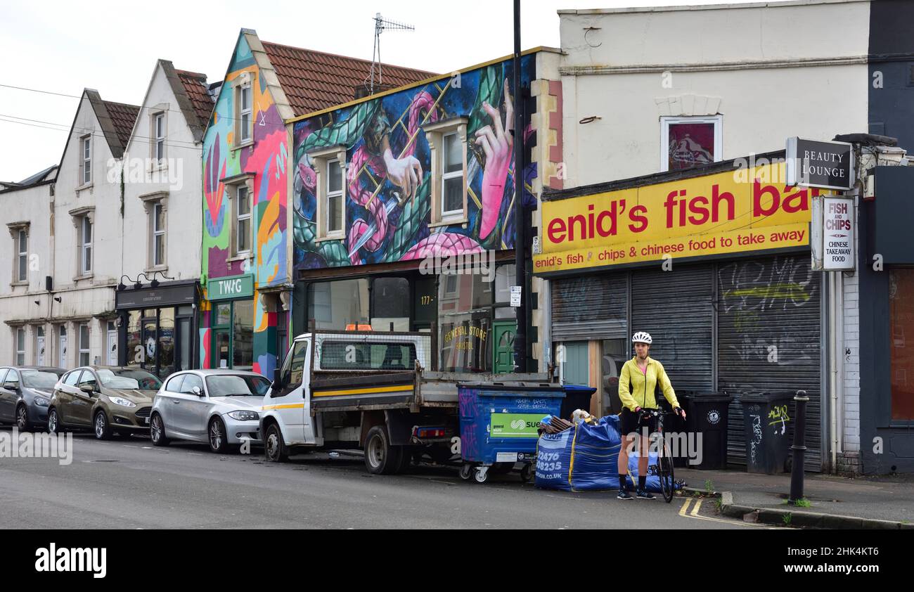 Via dello shopping con soggiorno sopra. Parcheggiato con auto e camion, Bedminster, Bristol Foto Stock
