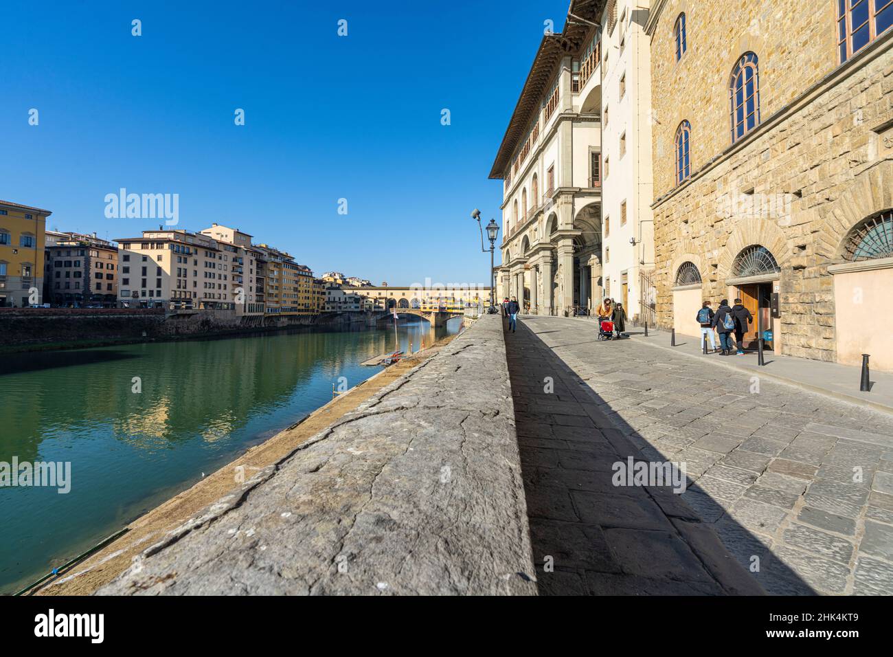 Firenze, Italia. Gennaio 2022. Vista sul lungarno nel centro storico della città Foto Stock