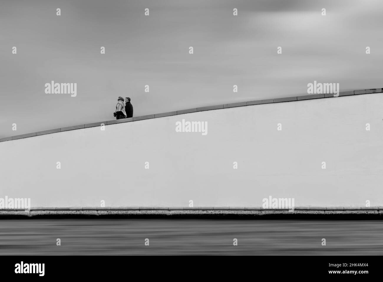 coppia camminando sul ponte con il fiume, fotografia in bianco e nero, belle arti Foto Stock