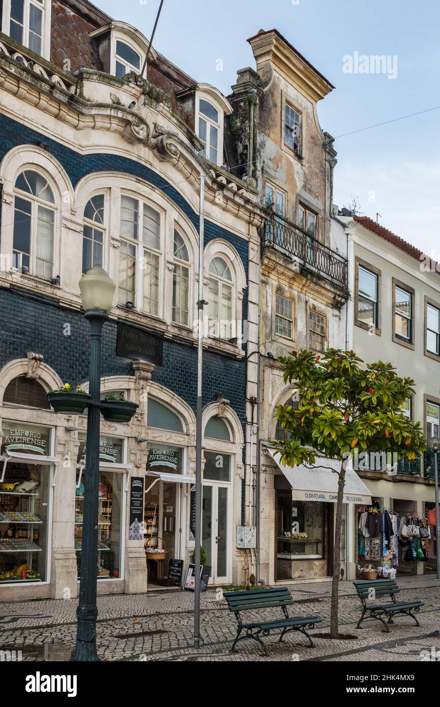 Aveiro Portugal 11 nov 2019 - facciata di vecchio edificio ad Aveiro con Rio in movimento. Foto Stock