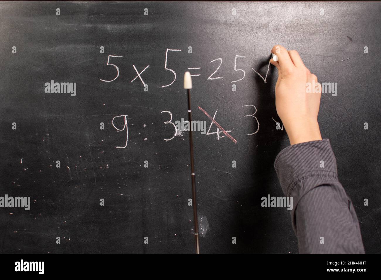 Ragazzo calcola la matematica sulla lavagna Foto Stock