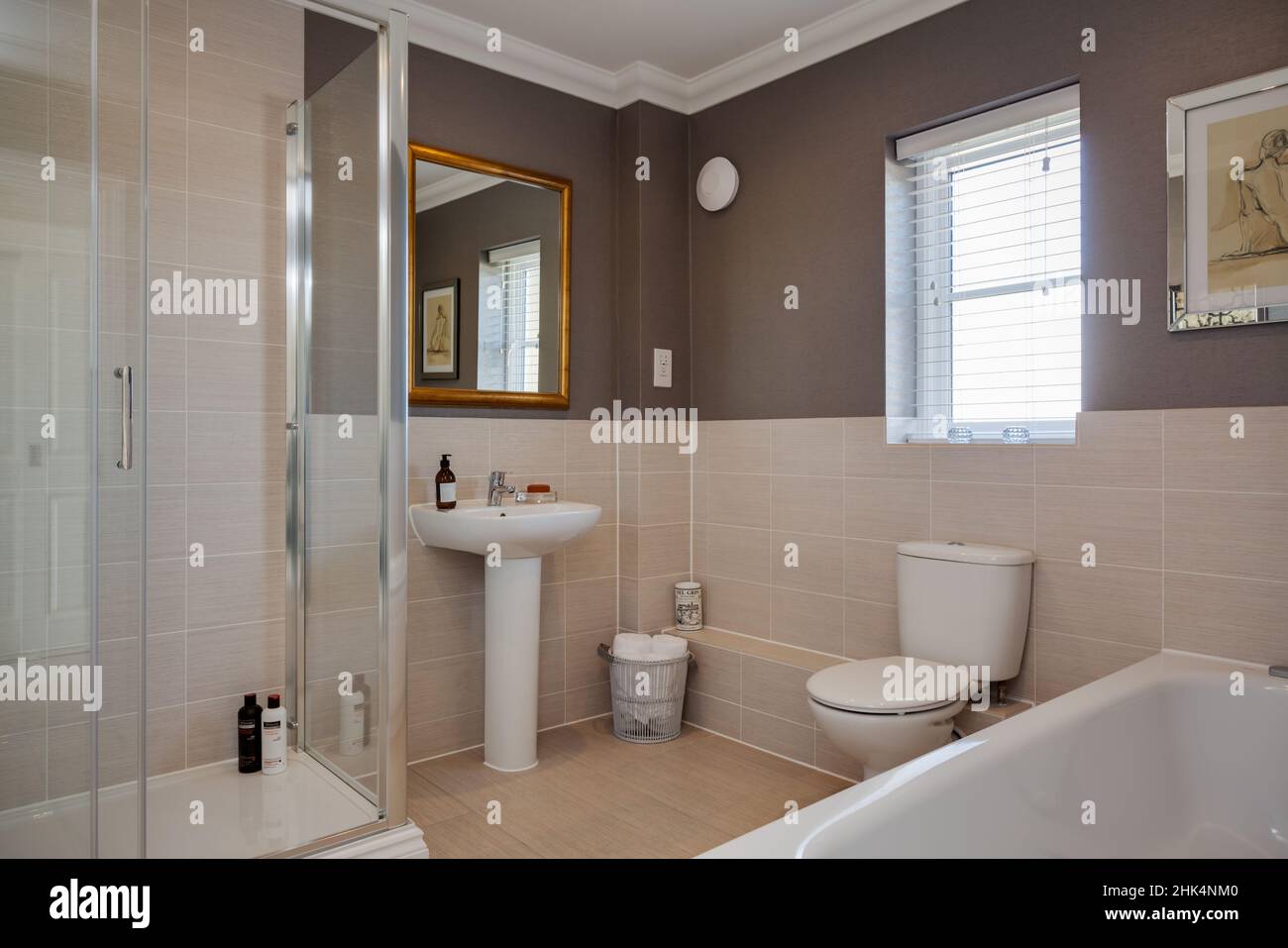 Alconbury Weald, Cambridgeshire - Ottobre 17 2016: Bagno moderno ed elegante con pareti parzialmente piastrellate Foto Stock