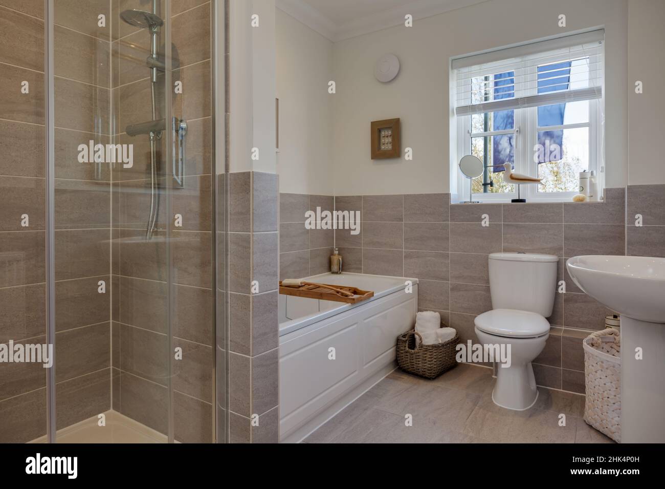 Alconbury Weald, Cambridgeshire - Ottobre 17 2016: Bagno moderno ed elegante con pareti parzialmente piastrellate Foto Stock