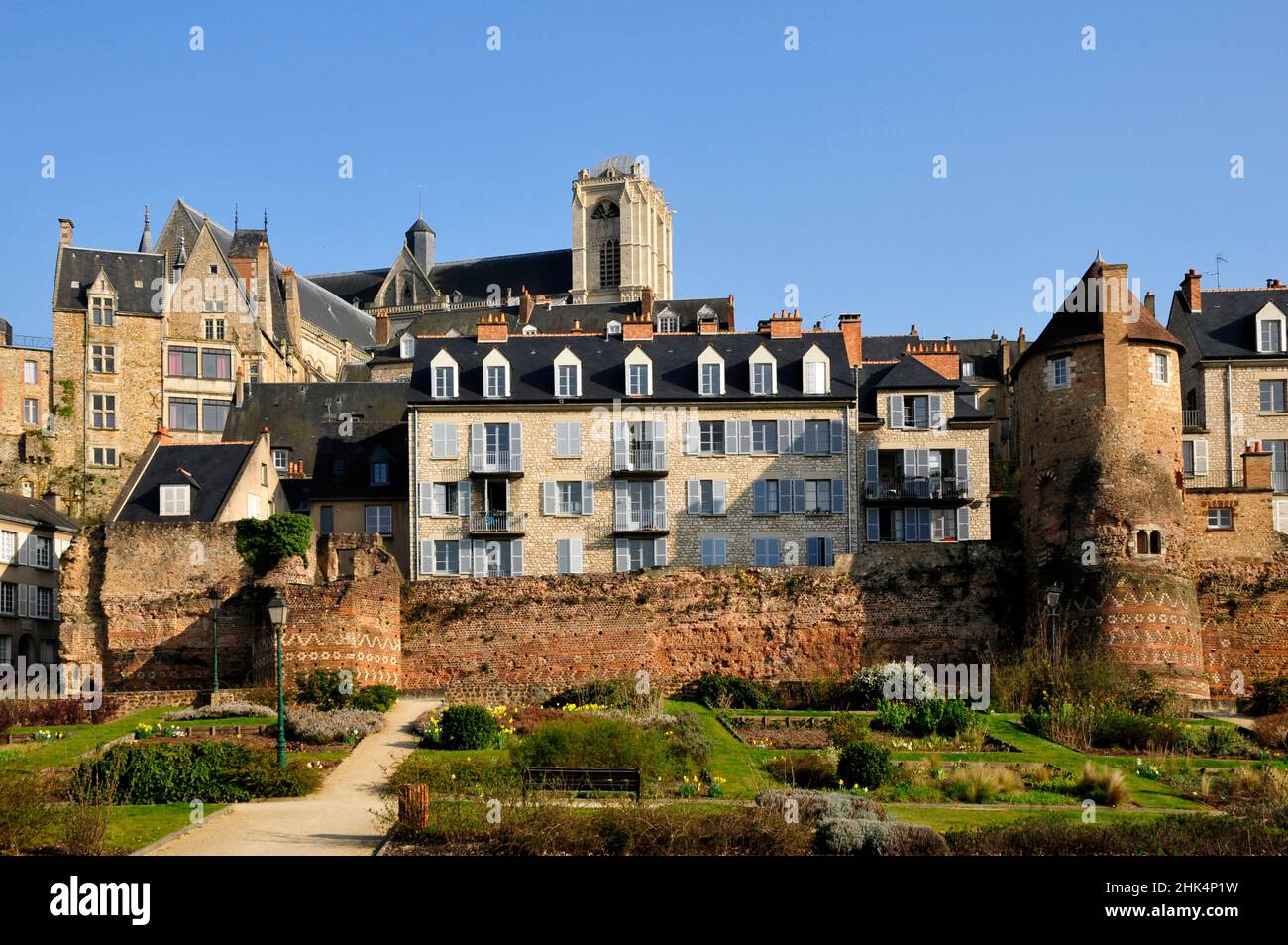 Città vecchia di Le Mans con la cattedrale di Saint Julien in background nella regione Pays de la Loire nel nord-ovest della Francia Foto Stock