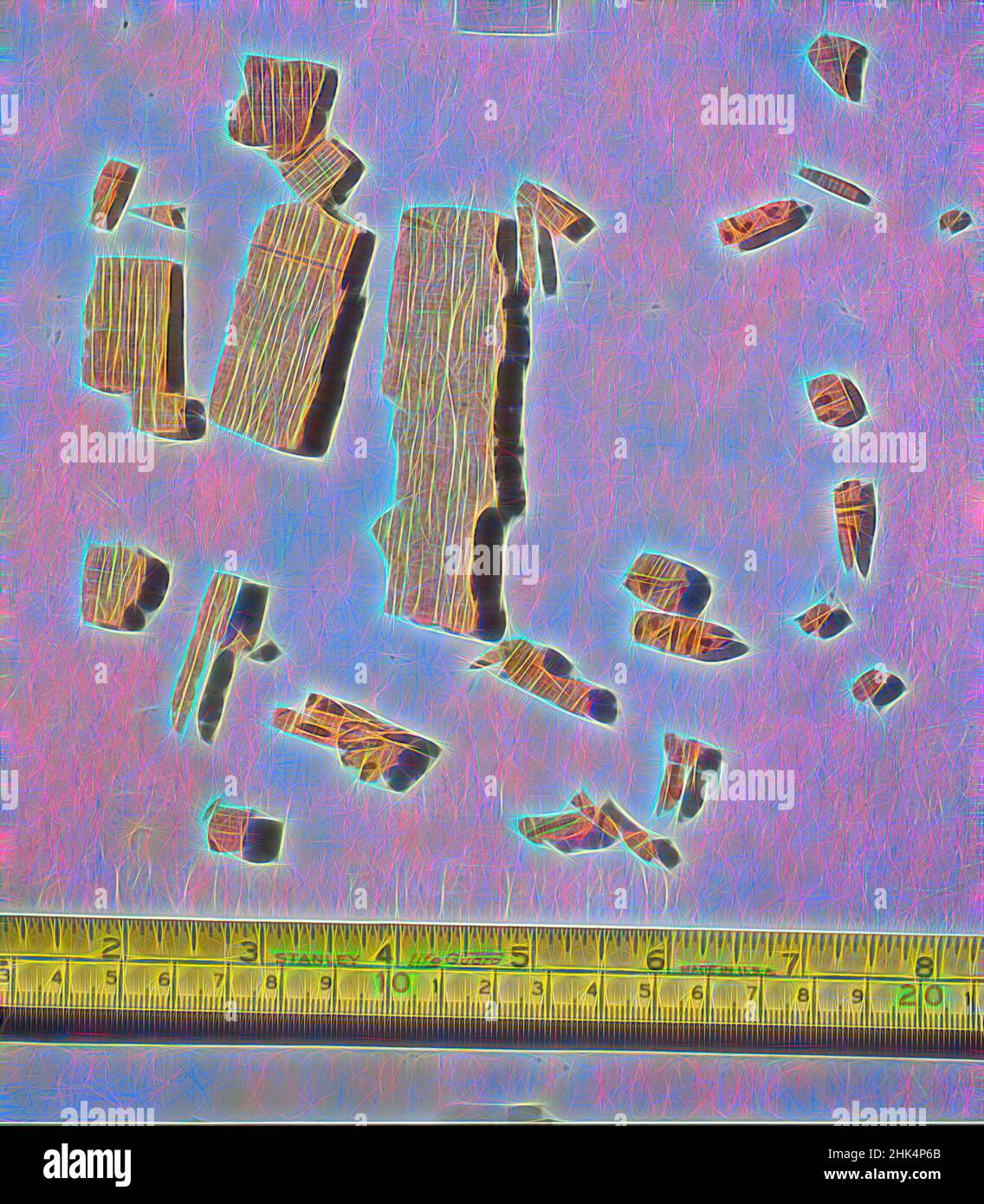 Ispirato da frammenti di Papiro matematico rinoceronte, Papiro, inchiostro, ca. 1493-1481 a.C., Dinastia 18, nuovo Regno, frammento più grande: 6 5/16 x 3 3/8 pollici, 16 x 8,5 cm, Dinastia 18th, documento, Dinastia 18, Egitto, Egiziano, frammento, New Kingdom, collezione della società storica di New york, papiri, Papiro, reinventato da Artotop. L'arte classica reinventata con un tocco moderno. Design di calda e allegra luminosità e di raggi di luce. La fotografia si ispira al surrealismo e al futurismo, abbracciando l'energia dinamica della tecnologia moderna, del movimento, della velocità e rivoluzionando la cultura Foto Stock