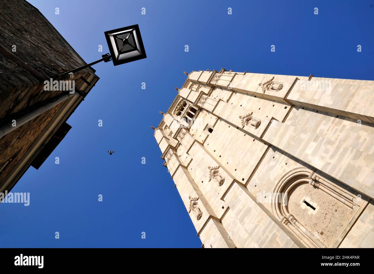 Punto di vista del campanile della cattedrale romana di Saint Julien a le Mans su sfondo blu cielo, Pays de la Loire regione nel nord-ovest della Francia Foto Stock