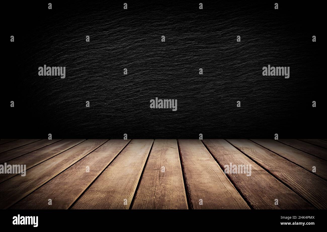 Vecchio tavolo vuoto in legno con sfondo scuro. Tavolo in legno in camera oscura sfondo concetto per la pubblicità. Foto Stock
