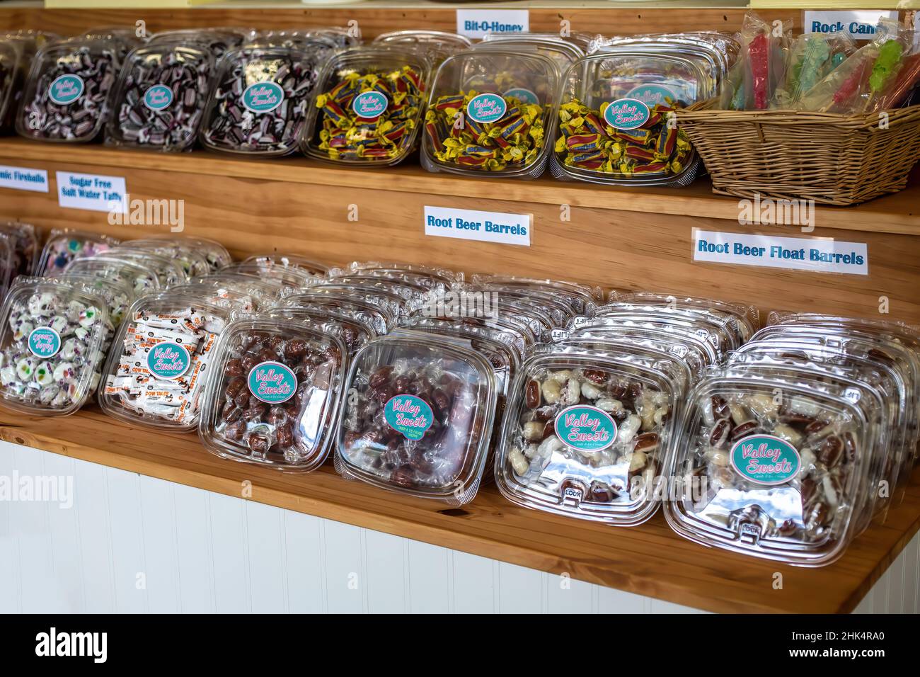 Varietà di caramelle in vendita presso un negozio di caramelle, Valley Sweets Ice Cream e Candy a St. Croix Falls, Wisconsin. Foto Stock