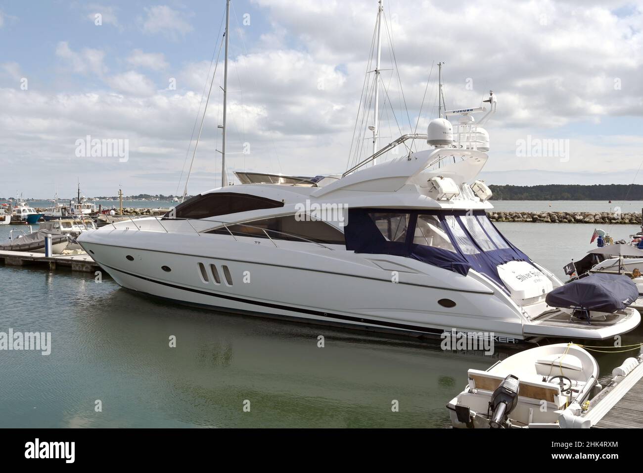 Poole Harbour, Dorset, Inghilterra - Giugno 2021: Grande yacht a motore di lusso fabbricato da Sunseeker ormeggiato nel porto turistico della città. Foto Stock