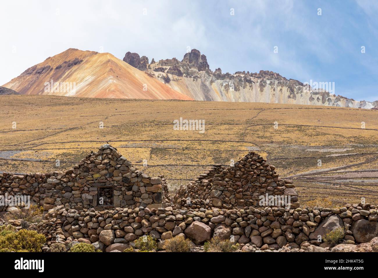 Villaggio abbandonato vicino a Coqueza, una piccola città vicino al vulcano Thunupa, Salar de Uyuni, Bolivia, Sud America Foto Stock