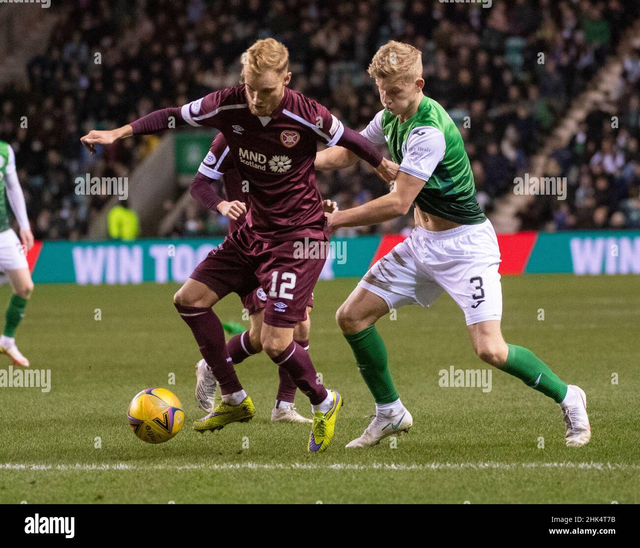 Edimburgo, Regno Unito. 28th Jan 2022. Cinch Premiership - Hibernian v Heart of Midlothian 28/1/2022. L'Hibernian ospita i cuori nella premiership cinch al Easter Road Stadium di Edimburgo, Midlothian, Regno Unito. PIC mostra: HeartsÕ difensore australiano, Nathianel Atkinson, si blocca HibsÕ Josh Doig, credito: Ian Jacobs/Alamy Live News Foto Stock