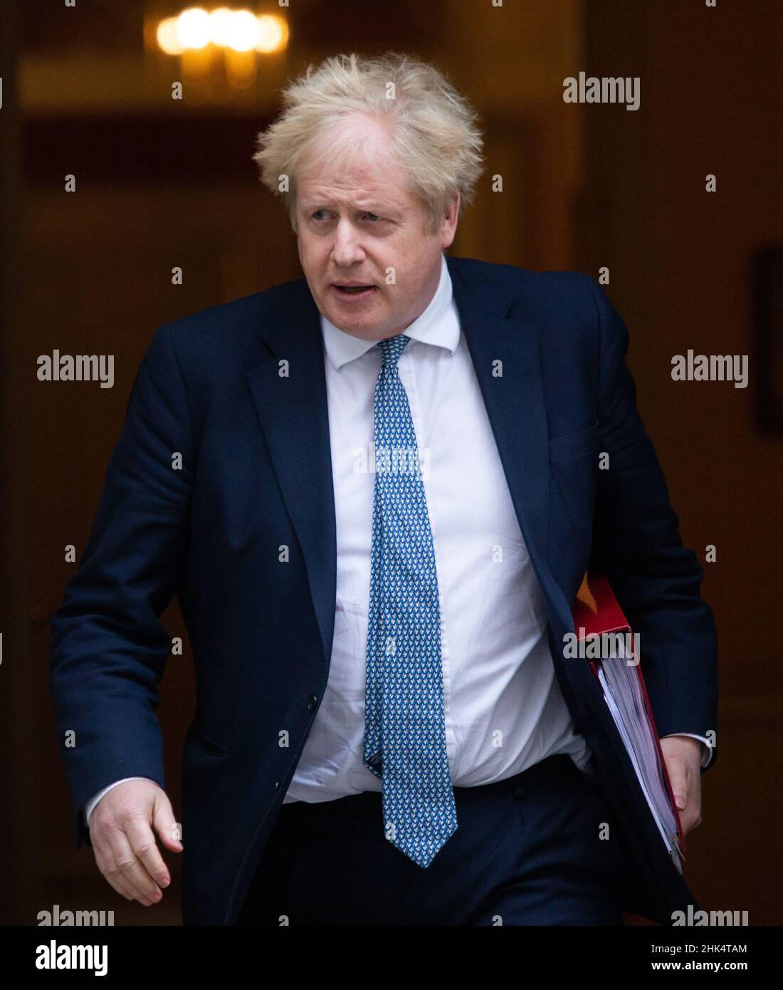 Londra, Inghilterra, Regno Unito. 2nd Feb 2022. Il primo ministro britannico BORIS JOHNSON lascia 10 Downing Street davanti alle domande del primo ministro nella Camera dei Comuni.Johnson è sotto pressione dopo che il rapporto di Sye Gray ha confermato le violazioni delle regole di blocco in Downing Street. (Credit Image: © Tayfun Salci/ZUMA Press Wire) Credit: ZUMA Press, Inc./Alamy Live News Foto Stock