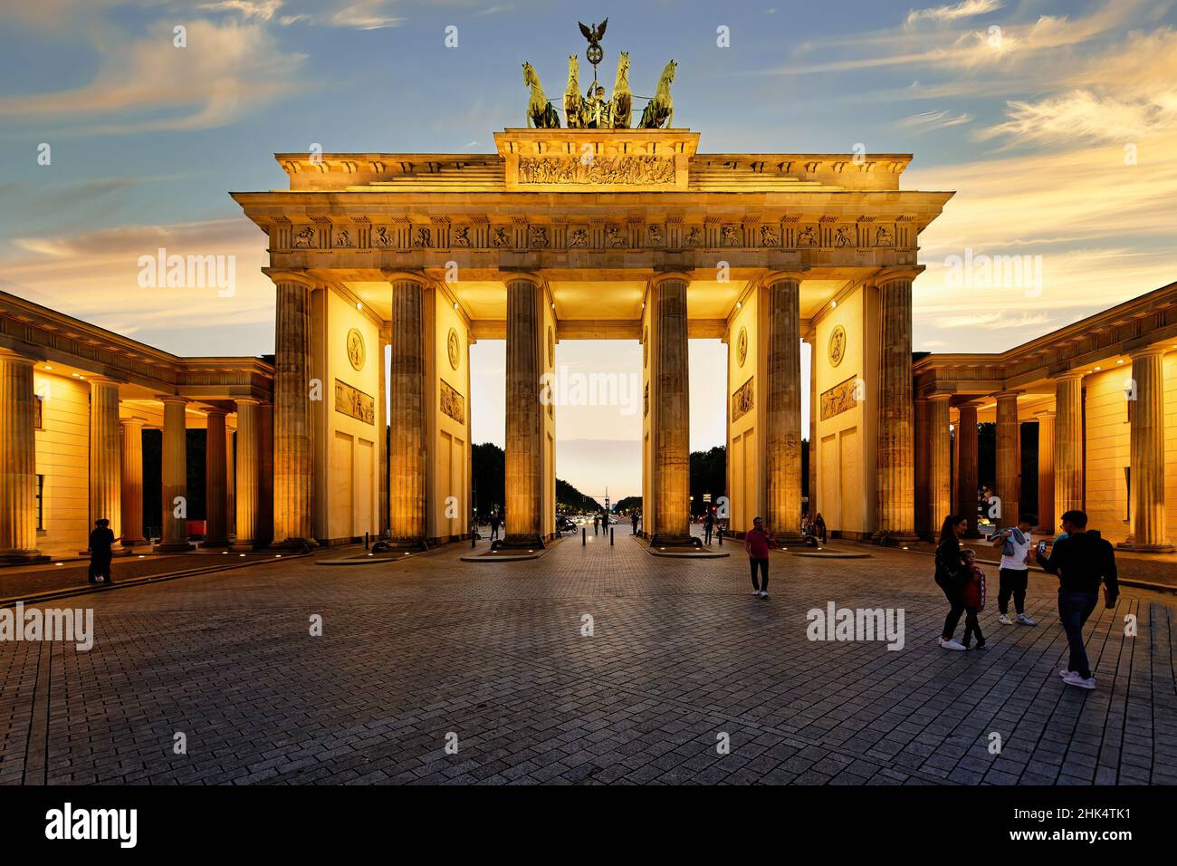 Porta di Brandeburgo al tramonto, Piazza Pariser, Unter den Linden, Berlino, Germania, Europa Foto Stock