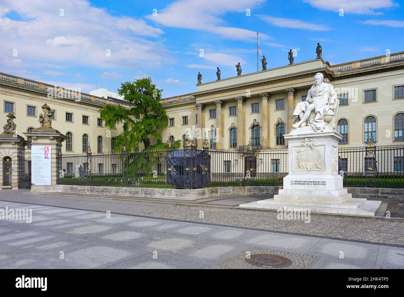 Humboldt con la statua di Alexander von Humboldt, Unter den Linden, Berlino, Germania, Europa Foto Stock