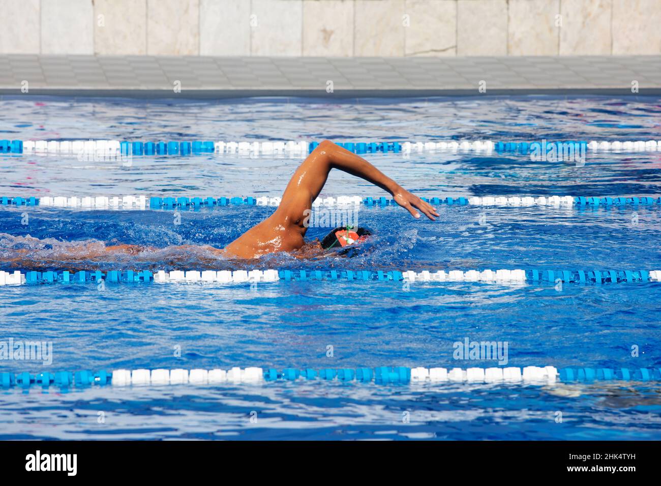 Professional nuotatore nuoto in piscina Foto Stock