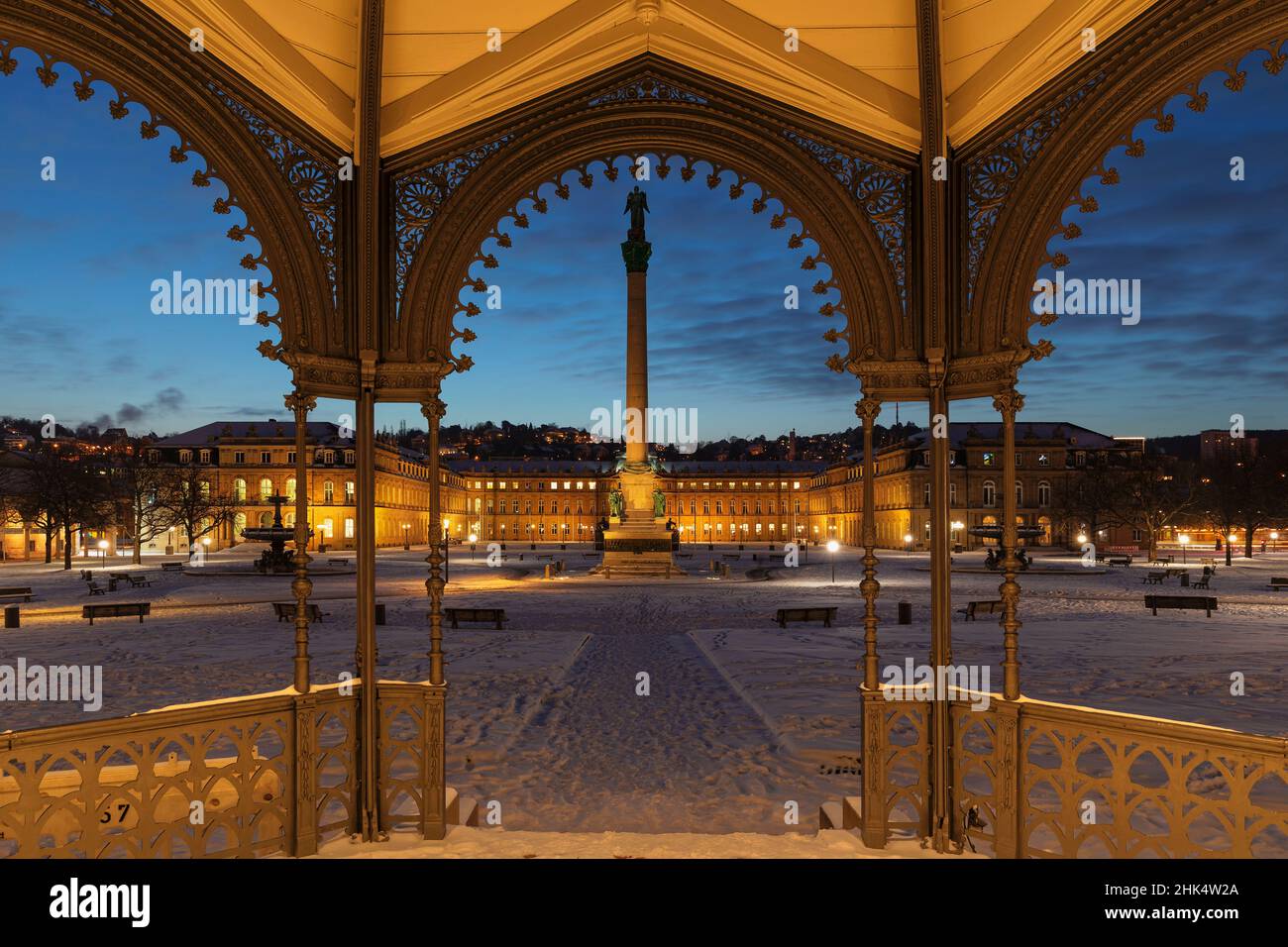Vista dalla conchiglia della band fino al nuovo castello in Piazza Schlossplatz, Stoccarda, Valle del Neckar, Baden-Wurttemberg, Germania, Europa Foto Stock