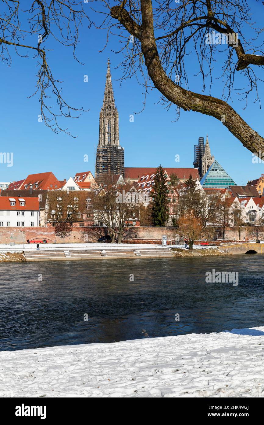 Vista sul Danubio fino alla Cattedrale di Ulm, Ulm, Alpi Svevi, Baden-Wurttemberg, Germania, Europa Foto Stock