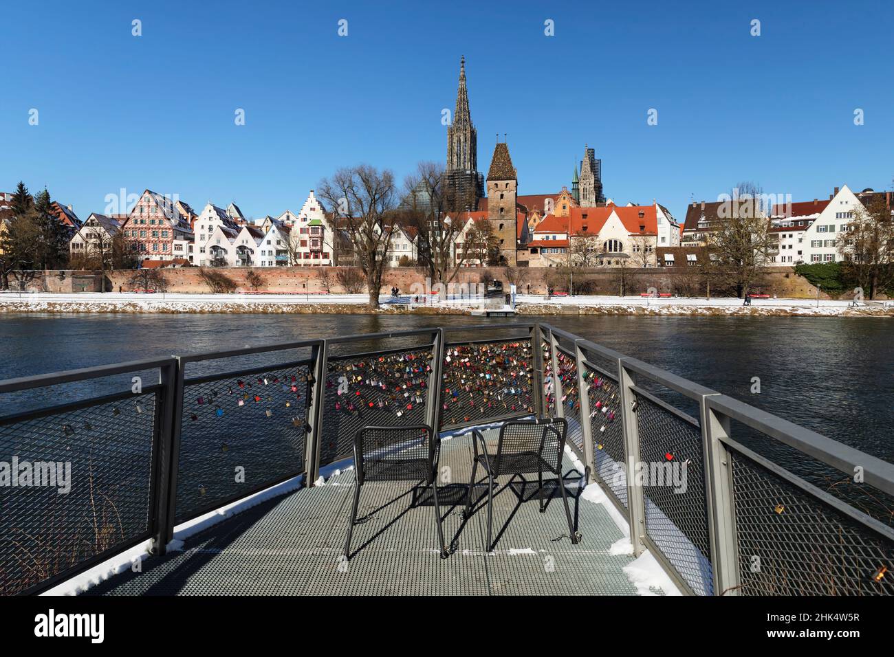 Vista sul Danubio fino alla Cattedrale di Ulm, Ulm, Alpi Svevi, Baden-Wurttemberg, Germania, Europa Foto Stock