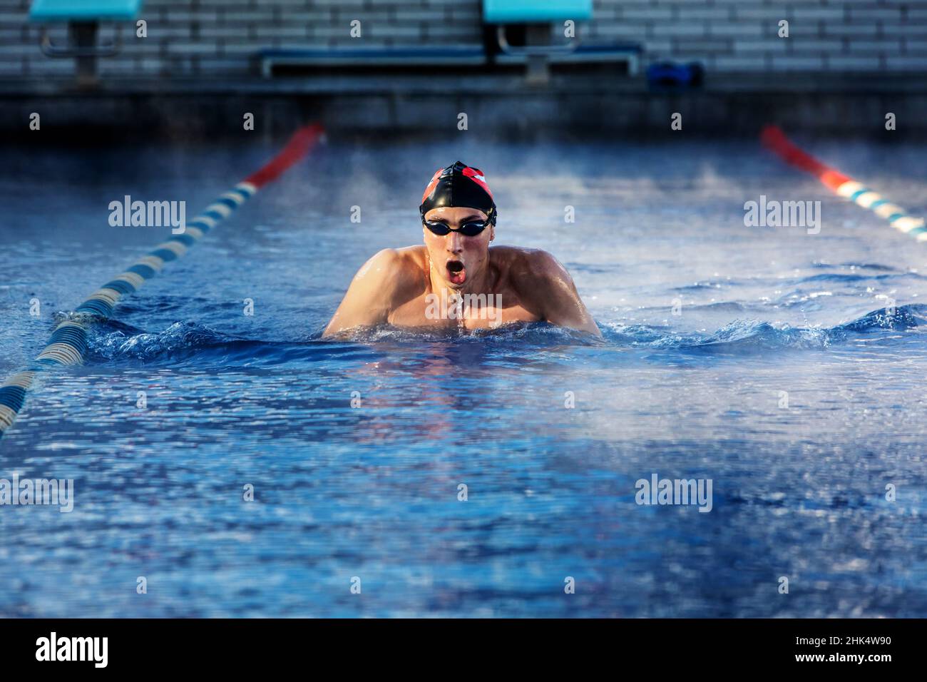 Professional nuotatore nuoto in piscina Foto Stock