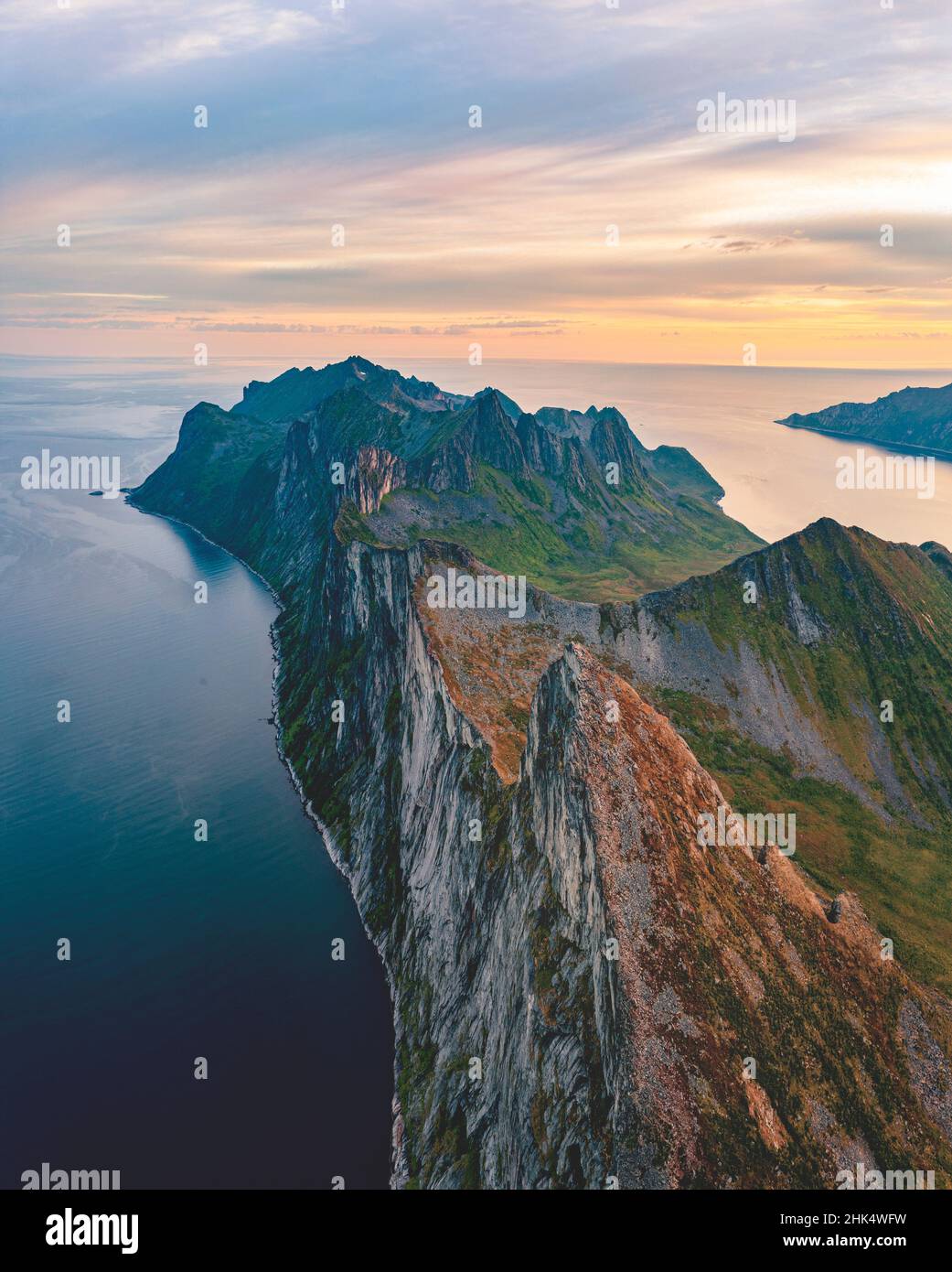 Panoramica dei monti Segla, Hesten e Inste Kongen all'alba, isola di Senja, contea di Troms, Norvegia, Scandinavia, Europa Foto Stock