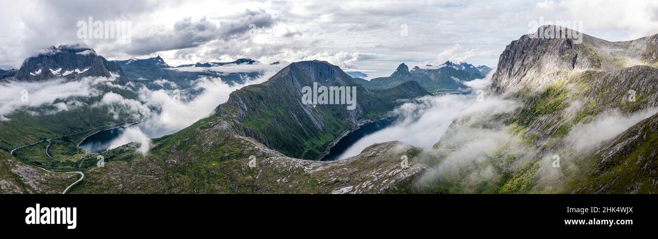 Vista aerea dei monti Barden, Breidtinden, Segla e Ornfjord in un mare di nuvole, Senja, contea di Troms, Norvegia, Scandinavia, Europa Foto Stock