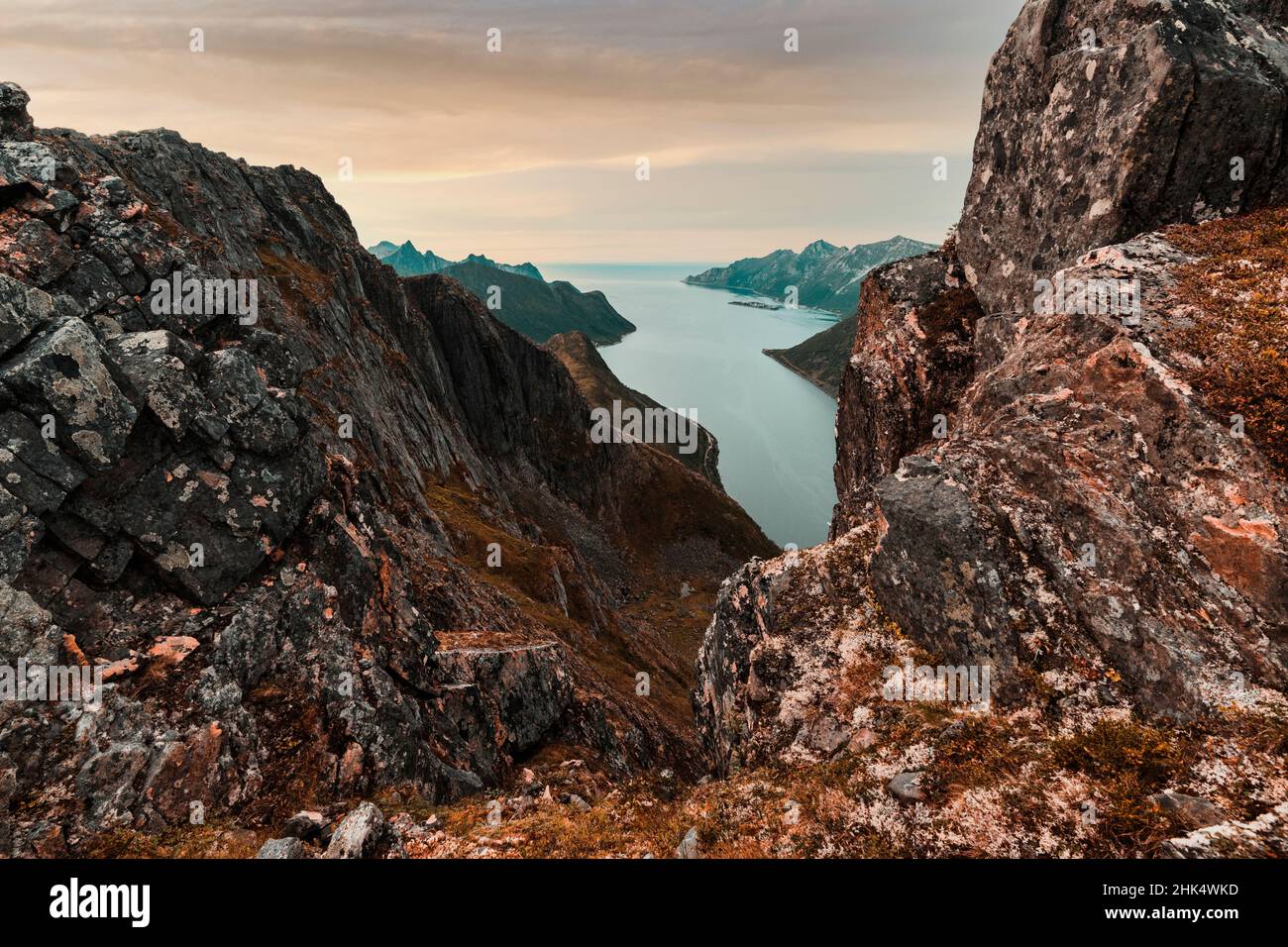 Veduta del fiordo di Oyfjorden da ripido sentiero escursionistico attraverso rocce rosse di montagne, Senja isola, Troms contea, Norvegia, Scandinavia, Europa Foto Stock