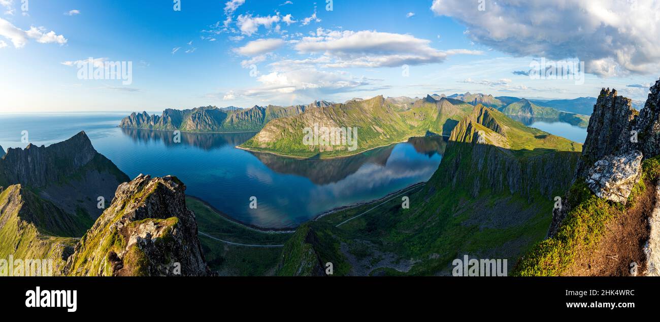 Vista aerea della montagna Husfjellet e delle cime dei denti del Diavolo riflesse nel fiordo al tramonto, Senja, contea di Troms, Norvegia, Scandinavia, Europa Foto Stock