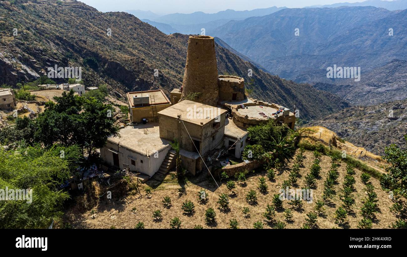 Antenna di casa fortificata e una piantagione di caffè, ASiR Mountains, Regno dell'Arabia Saudita, Medio Oriente Foto Stock