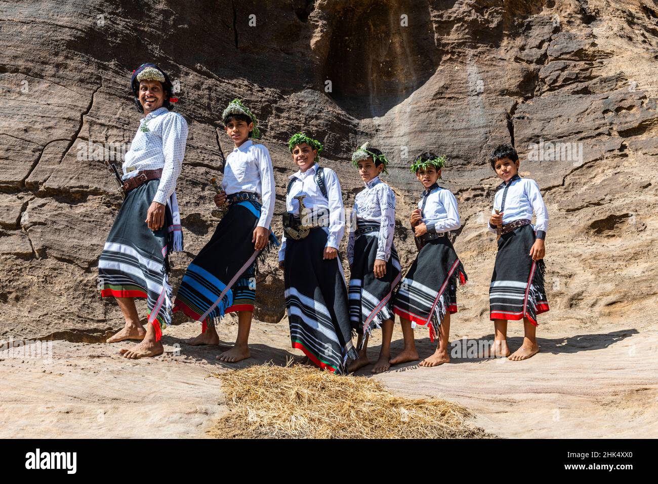 Giovane uomo e ragazzi della tribù dei fiori di Qahtani, Monti ASiR, Regno dell'Arabia Saudita, Medio Oriente Foto Stock